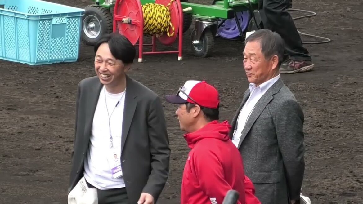 宮本慎也さん、辻発彦さんと談笑する藤井コーチ！広島カープ沖縄春季キャンプ 2026年2月18日