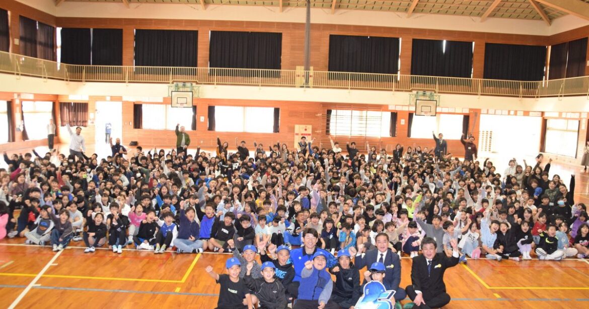 宜野湾市児童にキャップ　ＤｅＮＡ、球団誕生１５年で