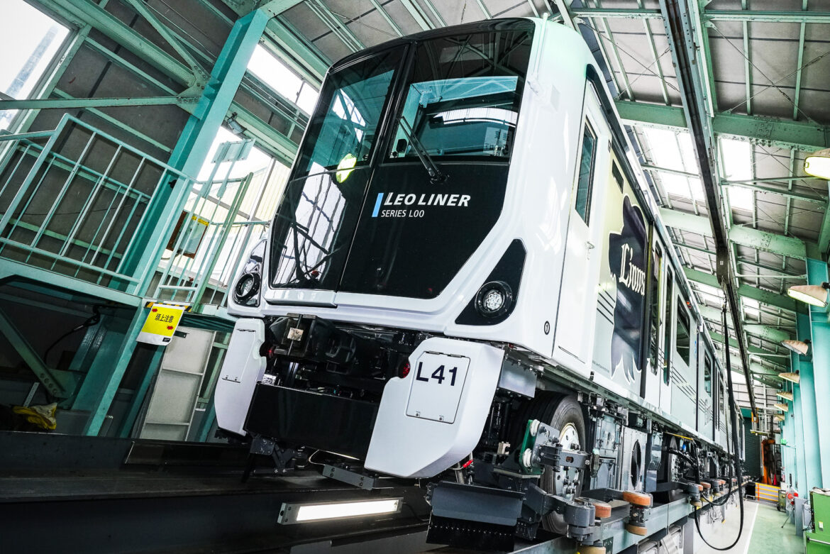 西武の新型レオライナー「L00（レオ）系」、第1編成実車を公開！　ロングシート化で乗車人数増、親子で座れる前面展望シートも - トラベル Watch