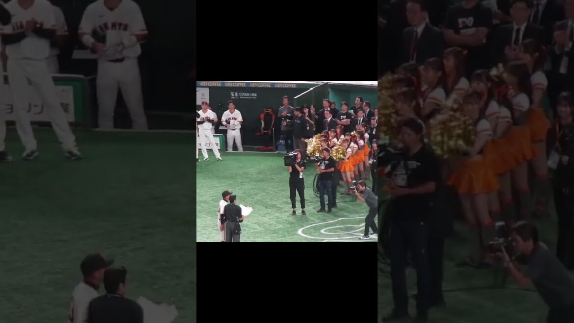 西本審判 引退で阿部監督から花束（読売ジャイアンツ 対 横浜DeNAベイスターズ 2024年10月2日）