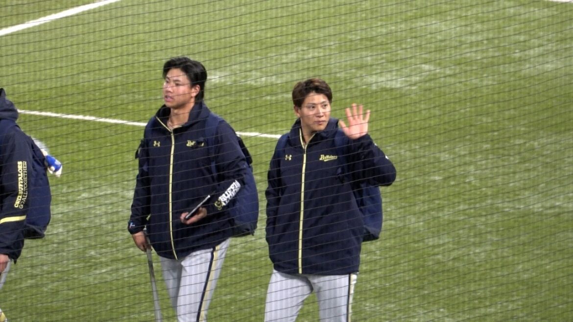 スタンドに手を振るオリックスの選手たち