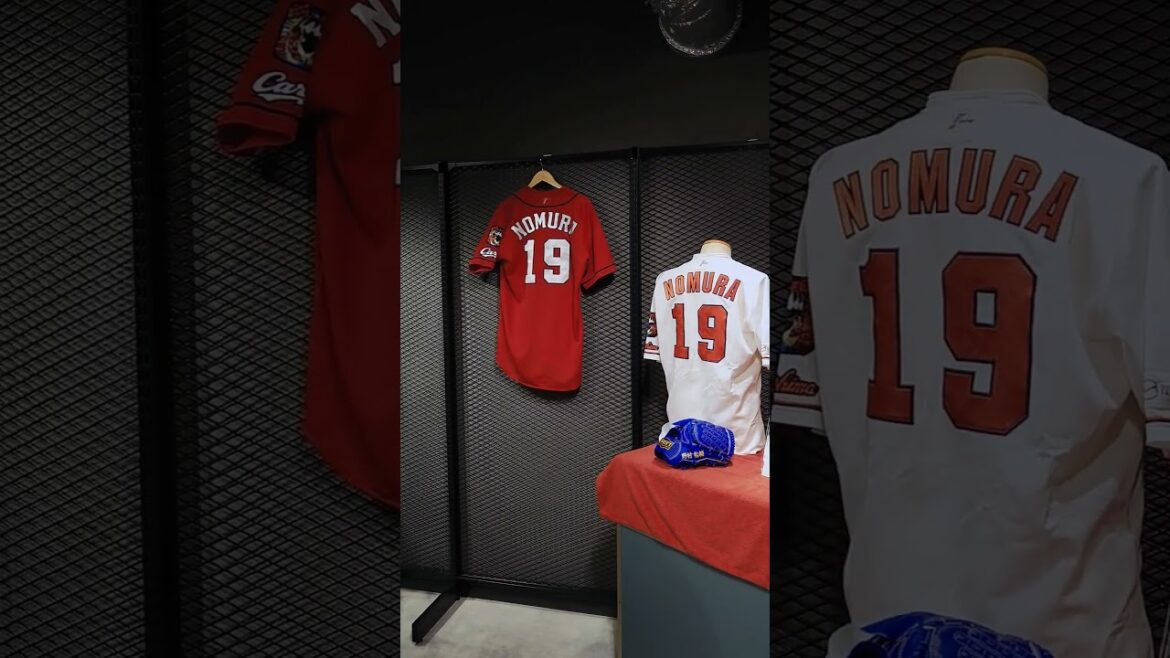 【ズム散歩】野村祐輔投手　記念展示を見る  #shorts  野村祐輔  #現役引退