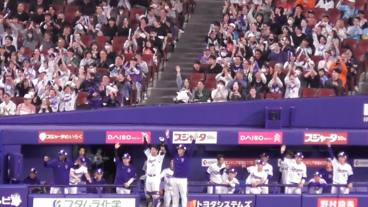 サノー  ホームランの瞬間のドラゴンズベンチ 井上監督 石伊 石川 村松もゴリラポーズで出迎え 松中コーチはカメラへのポーズを確認 中日ドラゴンズVS東北楽天ゴールデンイーグルス2026/03/15