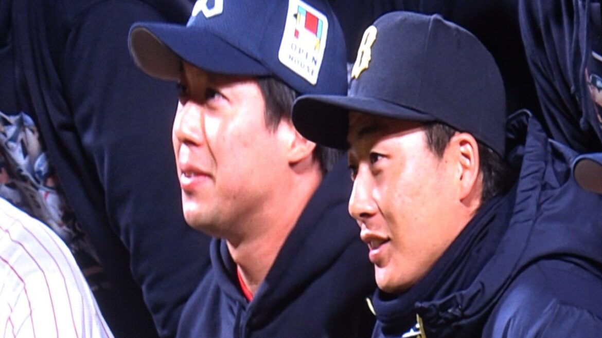 【引退セレモニー】川端慎吾の胴上げに参加する元チームメイト・廣岡大志