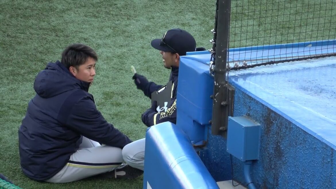 比嘉コーチの話にOKサインで応える古田島