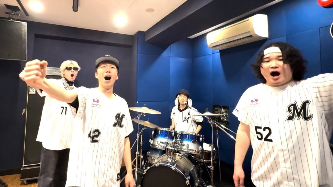 【毛利開幕!】ロッテの開幕投手が決まり、早速コールするロッテファンの男たち。 【毛利開幕!】ロッテの開幕投手が決まり、早速コールするロッテファンの男たち。