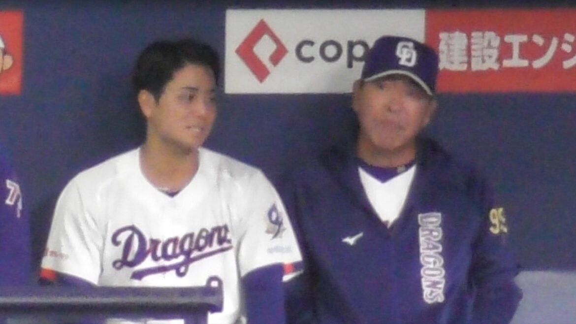 石伊雄太　ベンチで井上監督と長い時間話す　中日ドラゴンズVS千葉ロッテマリーンズ　2026/03/20