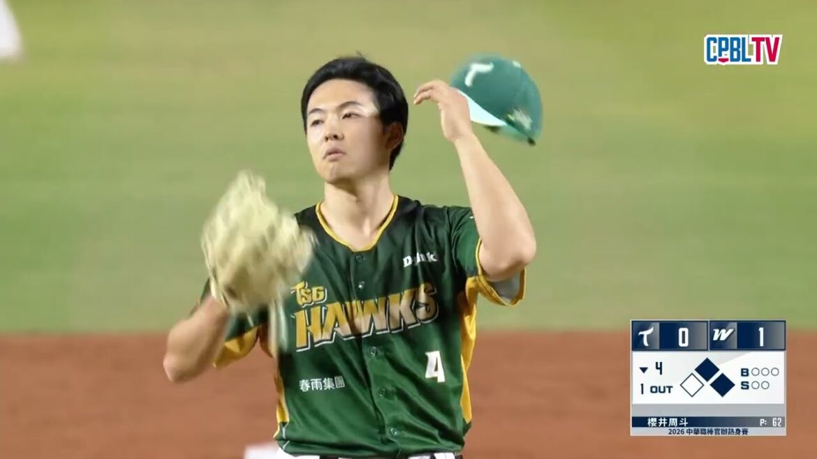 03/17 台鋼 VS 味全 四局下，櫻井周斗遇上亂流讓味全打者攻佔滿壘，顏郁軒Nice Play形成第二個出局數