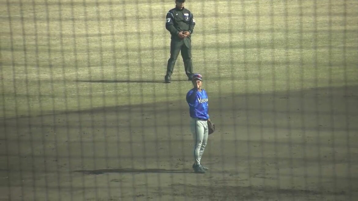 ホームランを打った横浜DeNAベイスターズ 西巻賢二選手のイニング間ボール回しの様子 中日ドラゴンズ ベンチ側に会釈する姿も 2026/3/24 ナゴヤ球場