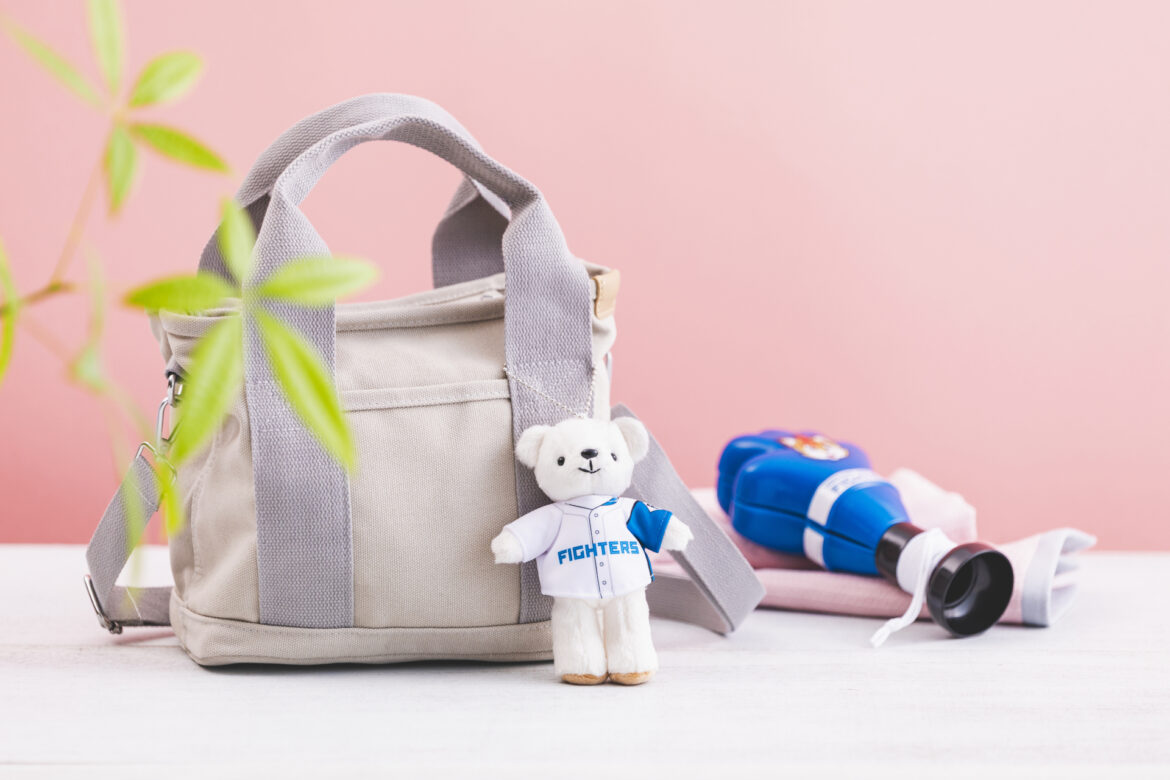 AIRDO、日ハムユニフォーム姿の「マスコットベア・ドゥ」が機内販売に登場。全路線で数量限定 伝説のホップ使用したビール「SORACHI 1984」も - トラベル Watch