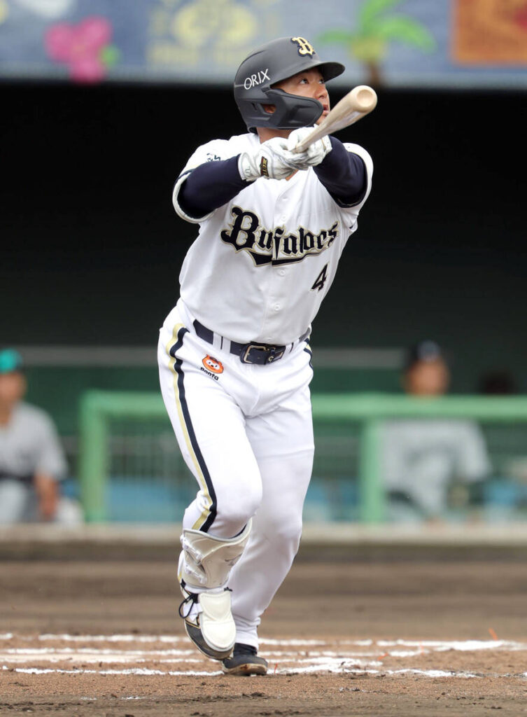 In the sixth inning, with no outs and a runner on first base, pinch hitter Tomoya Mori hit a two-run Home Run over the right field fence to add another run. (Photo by Haruko Yoshimura)