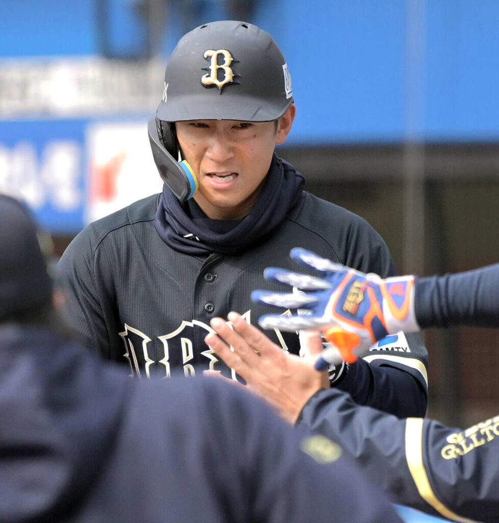 Ryoma Nishikawa de Orix Buffaloes conectó el primer jonrón solitario del juego sin outs en la cuarta entrada (fotógrafo: Jun Imanishi)
