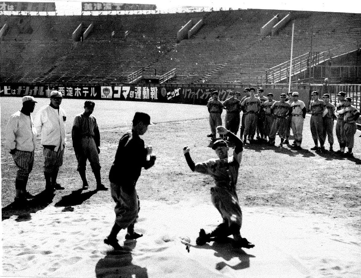 大阪（現・阪神）タイガースの二軍「阪神ジャガーズ」の猛烈なスライディング練習（甲子園球場で）＝１９５４年２月
