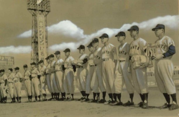 新日本リーグ前期戦に優勝し、表彰されるジュニア・ジャイアンツ（名古屋中日球場で）＝１９５４年８月３日朝刊