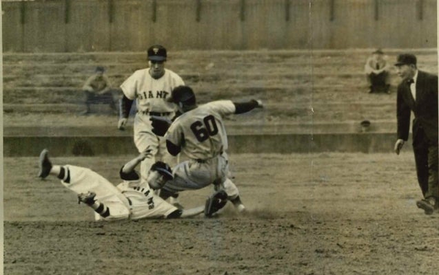 ジュニア・ジャイアンツ対中日ダイアモンズ。二回表、中日は一死一塁から二盗を試みるもアウト（横浜平和球場で）＝１９５４年４月１１日朝刊