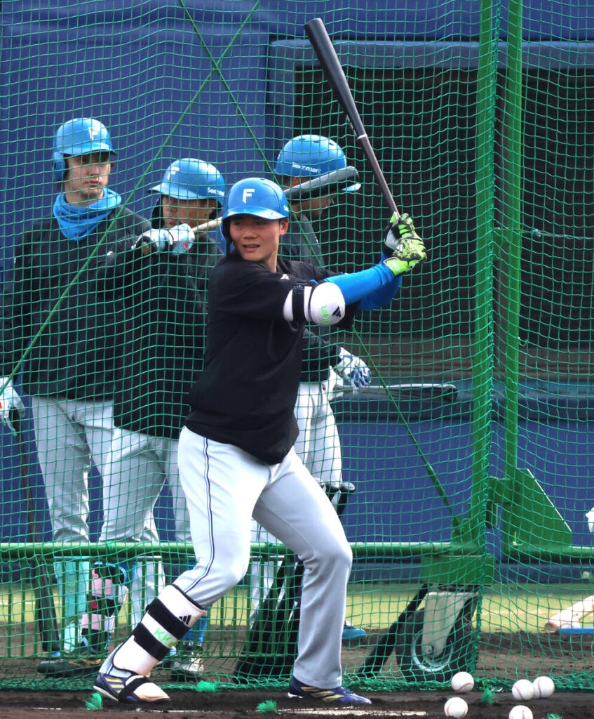 Kotaro Kiyomiya practicando bateo en el estadio Kamagaya (Foto de Haruki Kawakami)