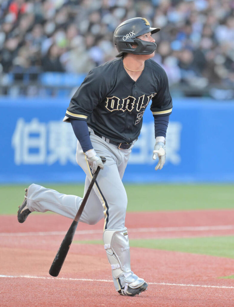In the 7th inning with no outs, Seiya Yokoyama hits a solo Home Run over the right field fence (Photo by Jun Imanishi)