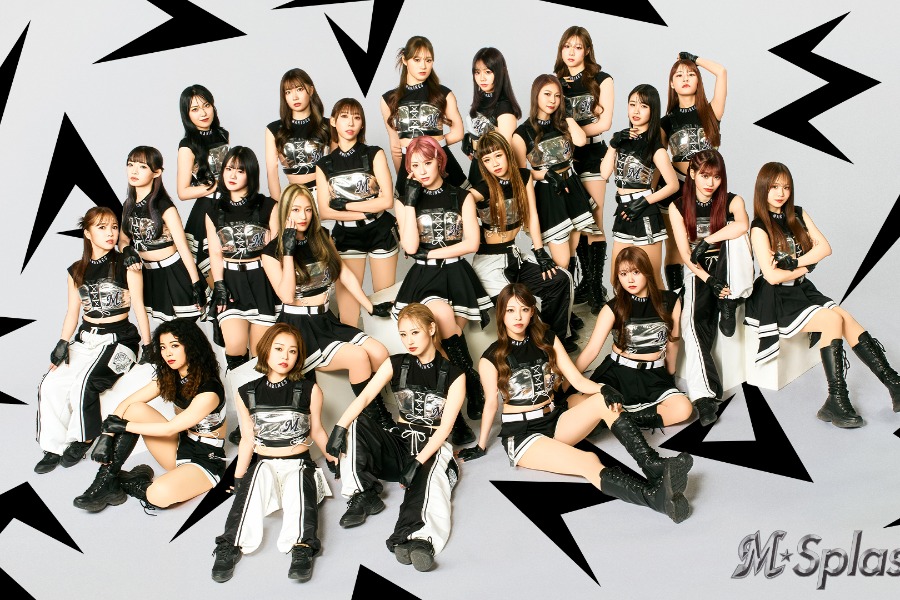 ロッテチアの新衣装が「攻めてる!」 クールなへそ出しなど12種…ファン興奮「神すぎる」 | Full-Count 新ユニホームを披露した「M☆Splash!!」【写真:球団提供】