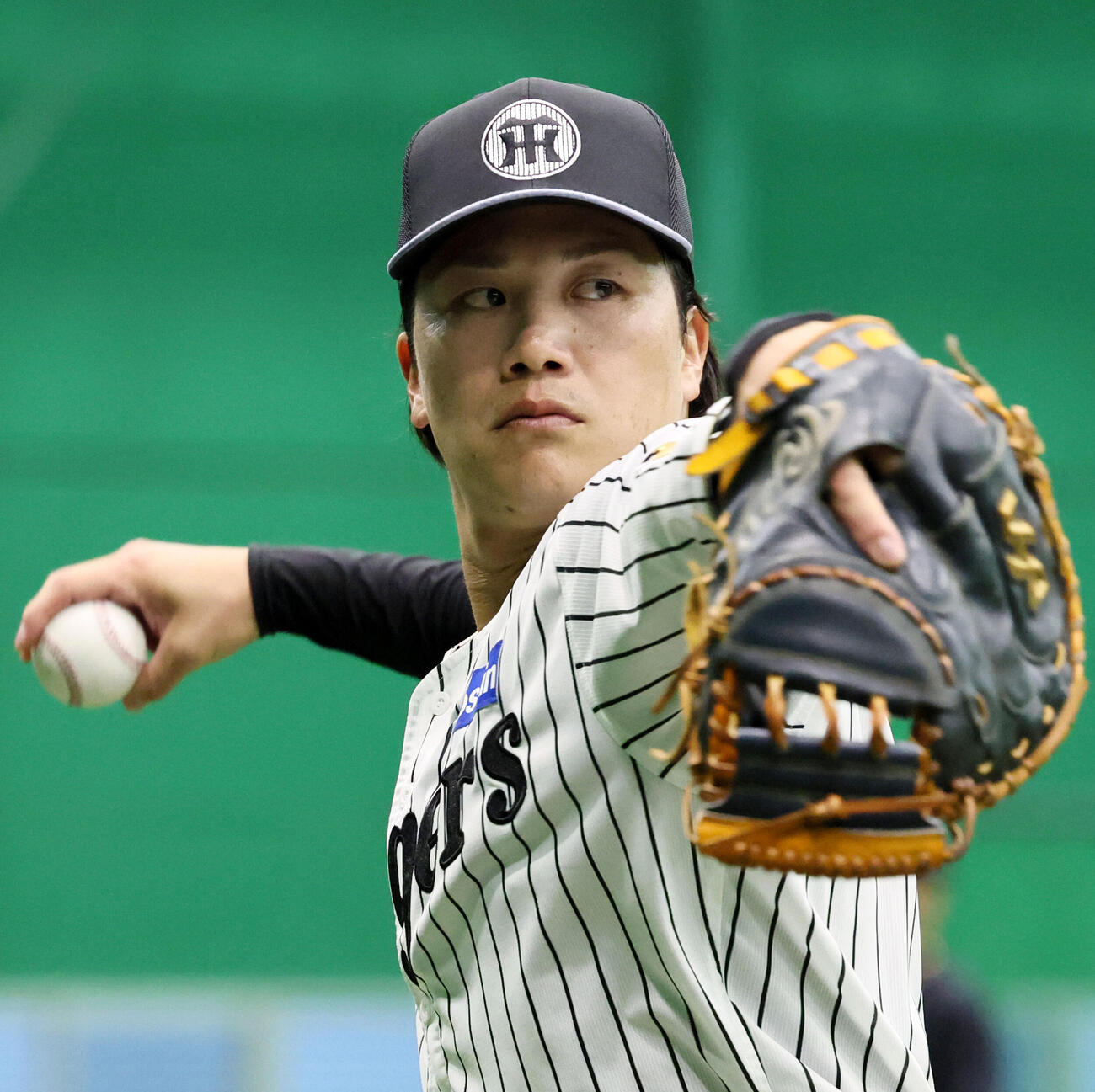 練習でキャッチボールする阪神伏見（撮影・加藤哉）