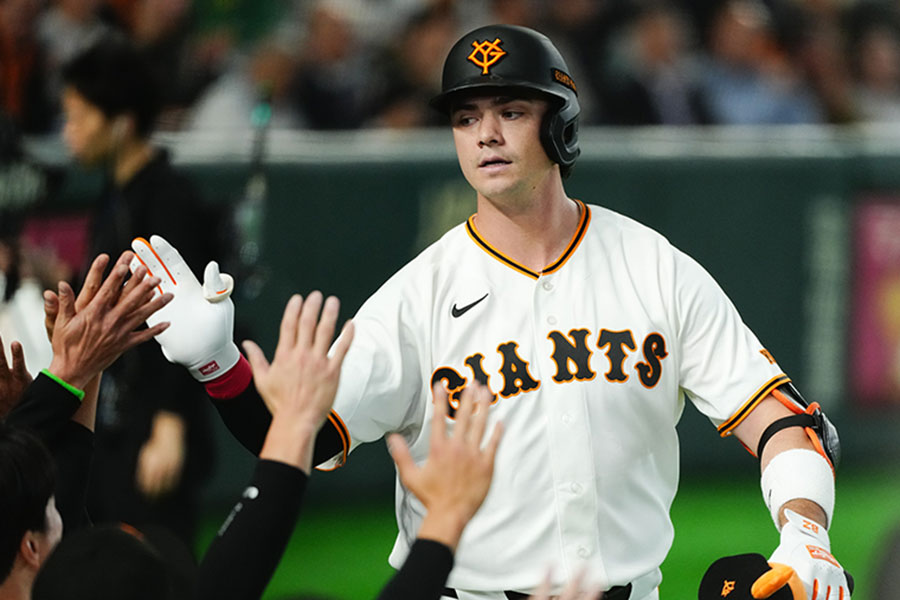 巨人ダルベック、開幕戦で来日初アーチ 4番起用で快音…キャベッジに続く助っ人弾に東京D騒然 | Full-Count 阪神戦で本塁打を放った巨人のボビー・ダルベック【写真:黒澤崇】