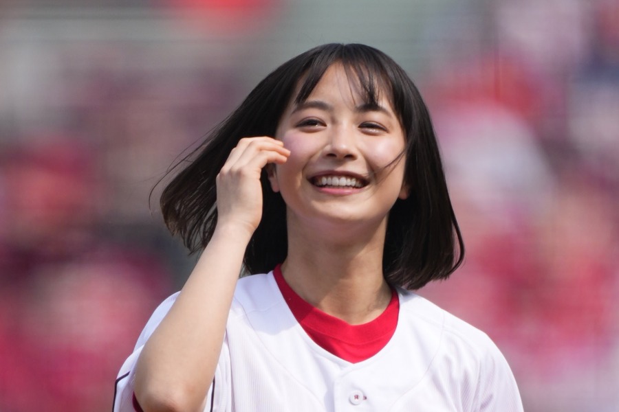 18歳の話題美女が広島に降臨 可憐投球にメロメロ…映える赤、マウンドでぴょんぴょん | Full-Count 始球式を務めた藤崎ゆみあさん【写真提供:産経新聞社】