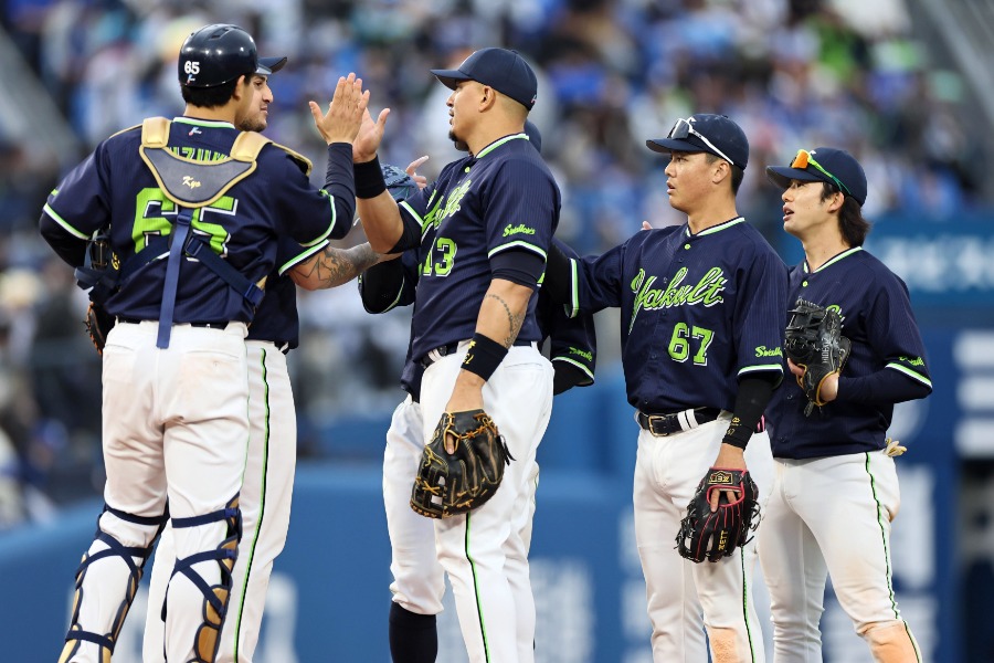 開幕2日目で”異常事態”か セパ最下位球団が「2-0」…プロ野球ファン騒然「気持ちよすぎる」 | Full-Count 開幕2連勝を飾ったヤクルト【写真提供:産経新聞社】