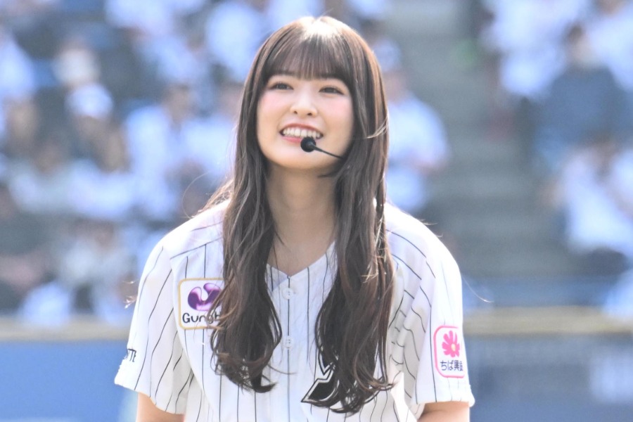 豪快足上げ→キラキラ笑顔が「眩しい」 18歳美女にうっとり「ビジュ極まってる」 | Full-Count 西武戦の始球式に登場した乃木坂46の小川彩さん【写真提供:産経新聞社】