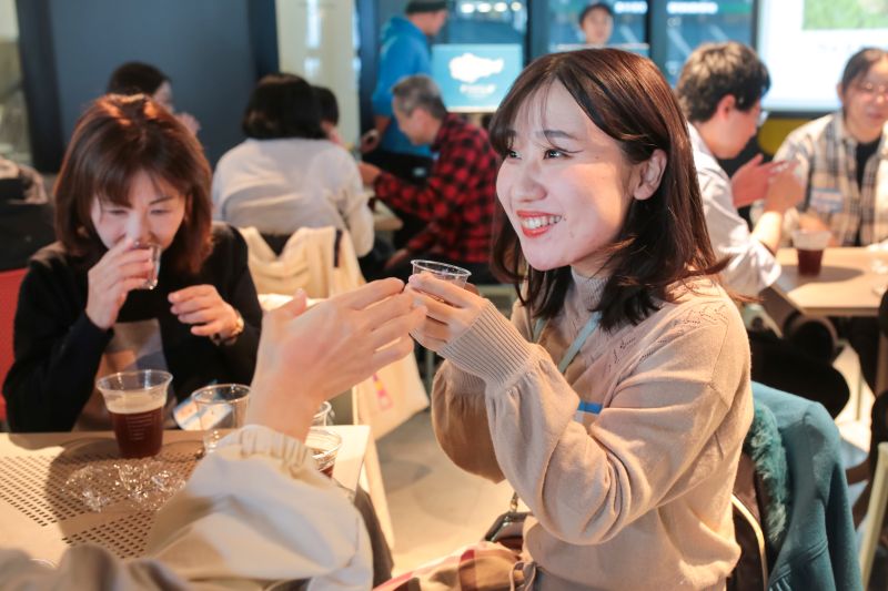 過去に実施した先行開栓イベントにて、ビールの香りを嗅いでいる参加者の様子