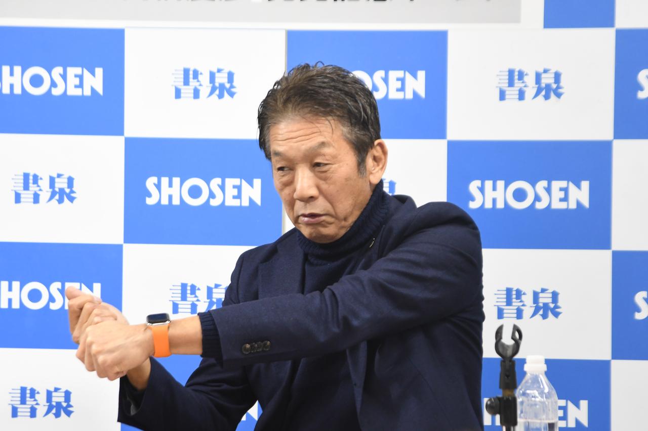 画像: 肩の使い方やバットの回転について、思いの籠った解説をする高橋氏。筆者撮影