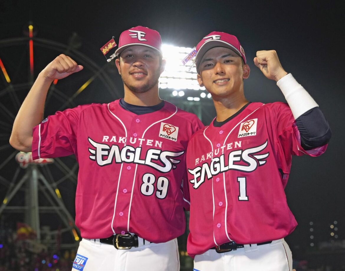 画像: 5球団競合の宗山（右）は、レギュラーとして122試合に出場した。写真：共同通信