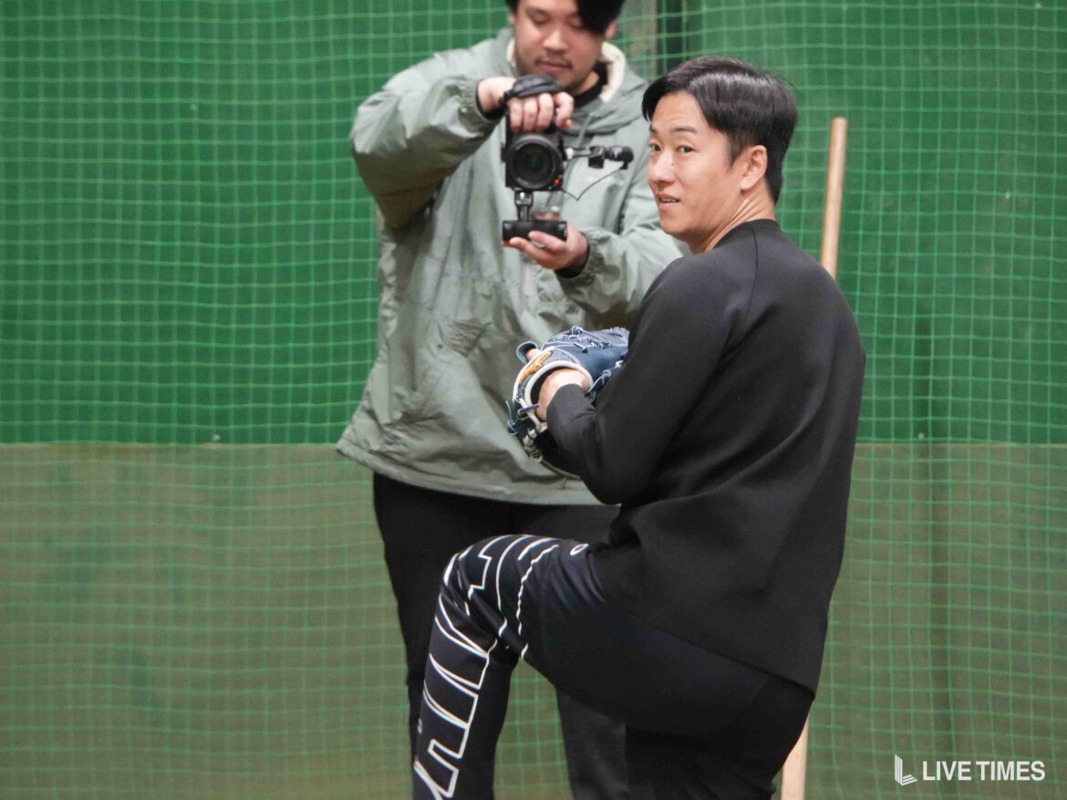 【インタビュー】斎藤佑樹、始球式に挑むライバーに投球指導。4月1日のエスコンフィールドに向けて｜北海道日本ハムファイターズ × 17LIVE – ライブタイムズ