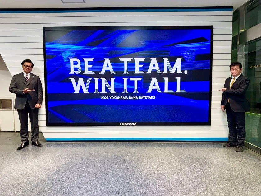 ハイセンスLEDビジョン_右は株式会社横浜スタジアム代表取締役社長　藤井 謙宗氏　左はハイセンスジャパン株式会社マーケティング部部長　家倉 宏太郎氏