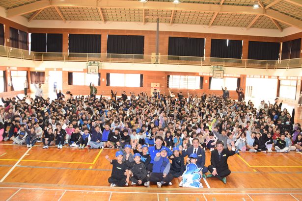 宜野湾市児童にキャップ　ＤｅＮＡ、球団誕生１５年で