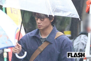 綾野剛　土砂降りロケでクールな姿をキャッチ！“Netflix俳優”として世界を射程に