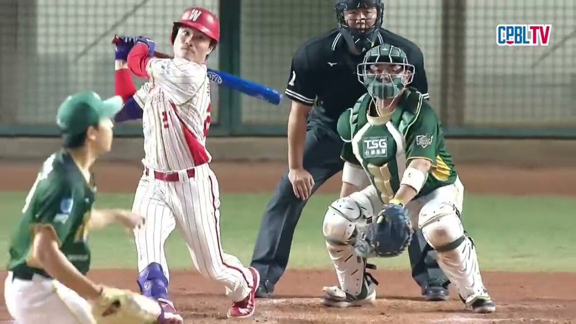 03/17 台鋼 VS 味全 三局下，櫻井周斗壓制味全打線，雖被李凱威擊出一壘安打，但讓下一棒劉基鴻擊出滾地球出局