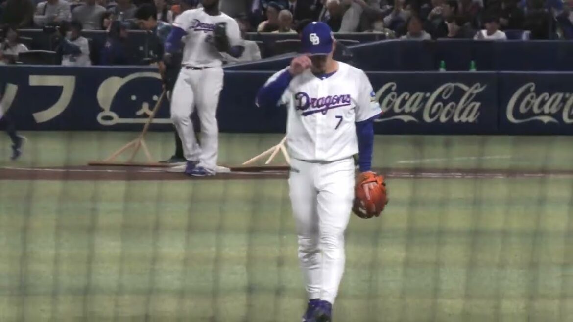 中日ドラゴンズ 2ランホームランを打った福永裕基選手がイニング間に一礼 本塁打 橋本侑樹投手は投球練習 VS 読売巨人軍 ジャイアンツ