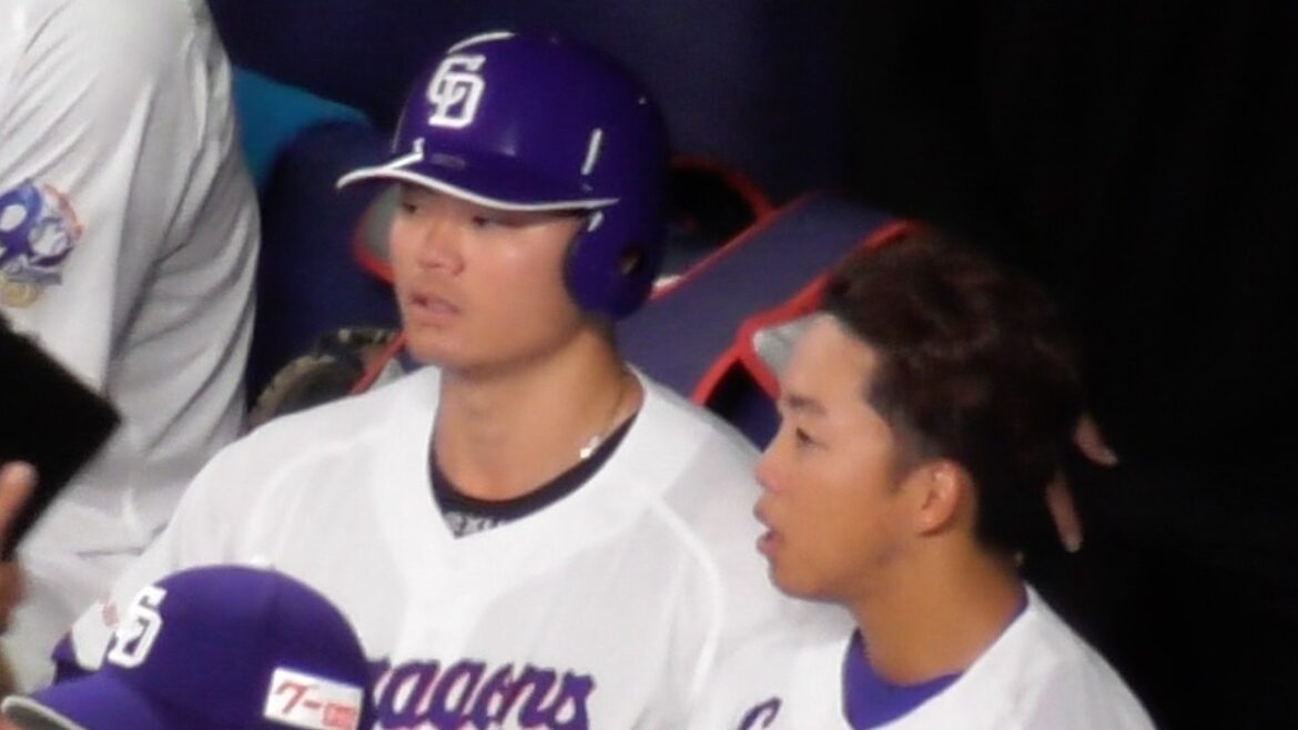 前の打席でHRを放った細川成也と岡林勇希のベンチでの真剣なやり取り　中日ドラゴンズVS横浜DeNAベイスターズ　2026/03/01