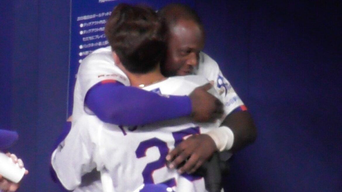 サノーと石川昂弥の熱い抱擁　中日ドラゴンズVS横浜DeNAベイスターズ　2026/03/01