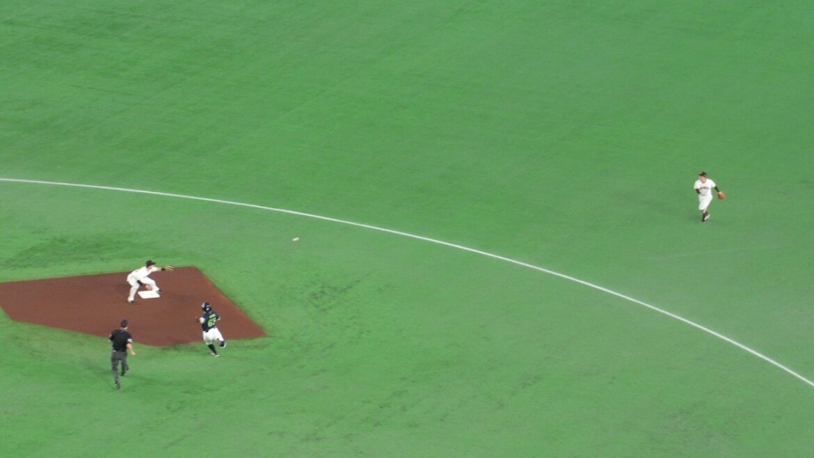 巨人 佐々木俊輔 浦田俊輔 ナイスプレー　増田珠はタッチアップ失敗　巨人 vs ヤクルト　2026年4月10日(金)　東京ドーム