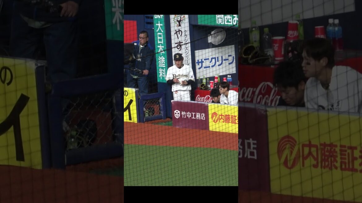 ホームラン直後、中川にコメントを求める広報の近藤大亮  #オリックスバファローズ #中川圭太 #近藤大亮