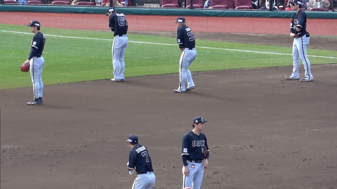 リプレー検証中、突然の強風で一斉に縮こまるオリックスの選手たち