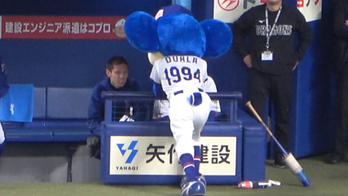 中川マネ&直倫コーチと前のめりで話し込むドアラ