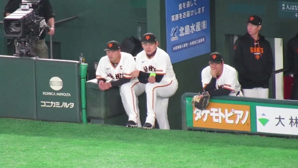 ベンチスタートの丸佳浩と岸田行倫が会話中＜読売ジャイアンツ 対 ヤクルトスワローズ 2026年3月17日＞