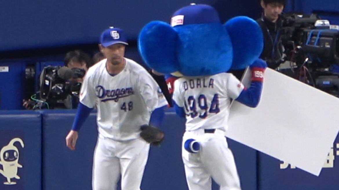 すれ違いざまに目を合わせるドアラ&阿部ちゃん！