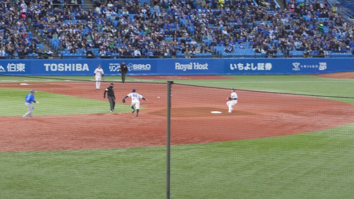 ヤクルト 武岡龍世のバックトスによる、463のダブルプレー　ヤクルト vs DeNA　2026年4月16日(木)　神宮球場