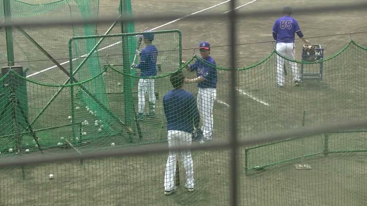 中日ドラゴンズ 試合前 ルーキー能戸輝夢選手は福田永将コーチの指導を受ける 2026/4/22