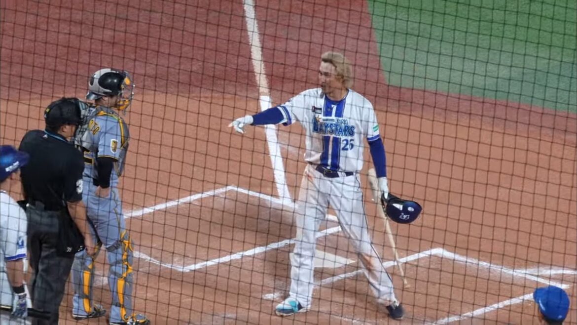 判定に納得がいかず球審に対し熱くなる三森選手(2026.4.21/横浜スタジアム）