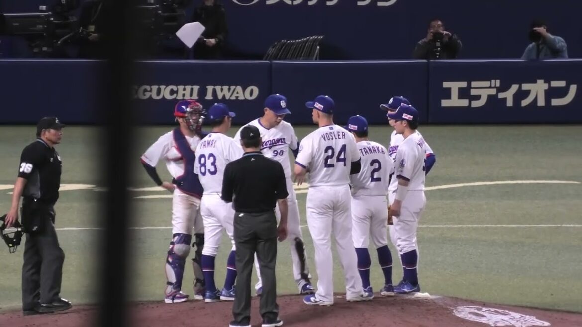 中日ドラゴンズ 山井大介投手コーチがタイムを取って松山晋也投手にペットボトルの水を飲ませる 2026/4/10 バンテリンドーム