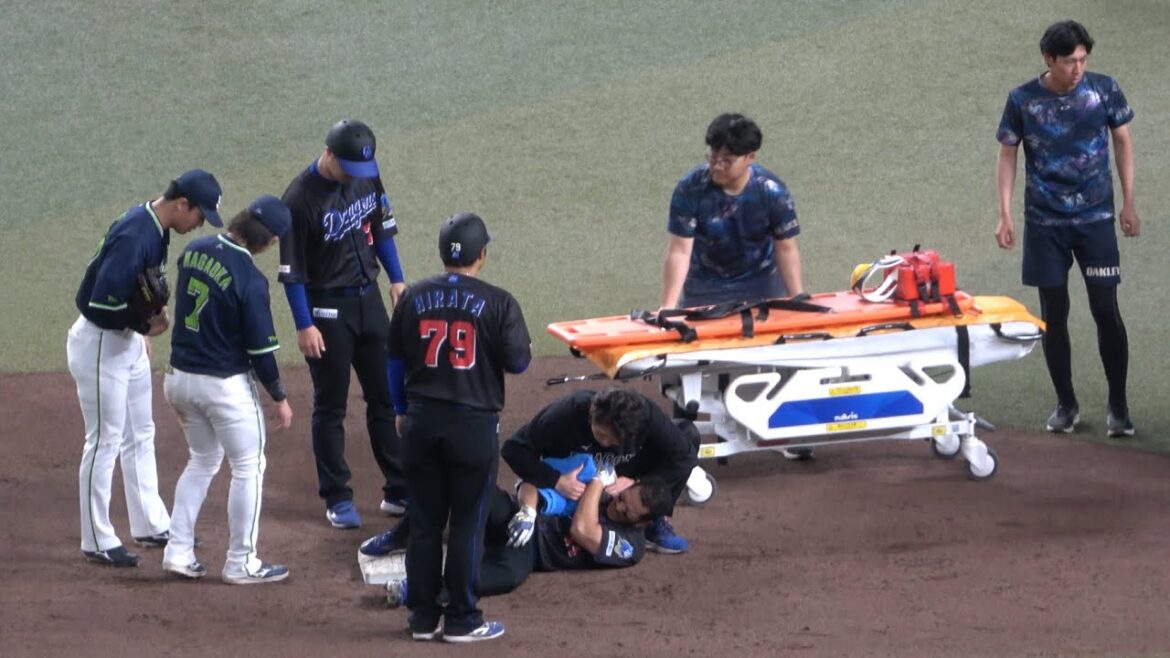 川越誠司　タイムリーツーベース直後、肩を痛め担架で運ばれる/ヤクルトの選手も心配そうに見つめる