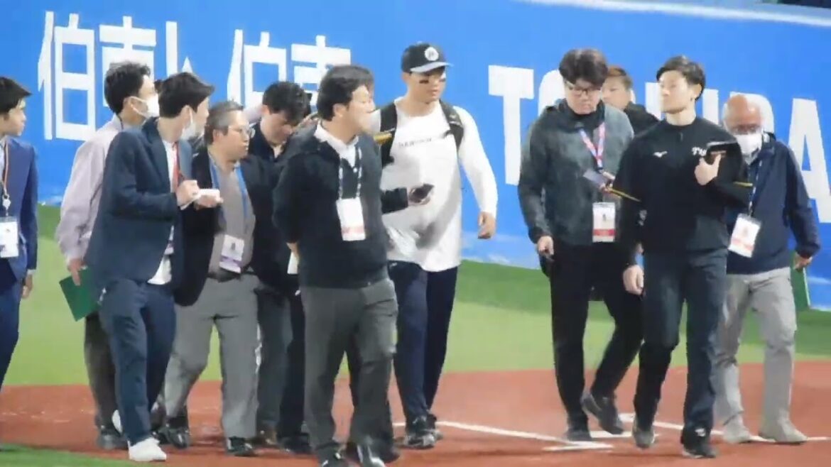 【森下まで...】自打球で途中交代の森下 試合後足を引き摺りながら球場を後に...明日以降の出場に不安が残る